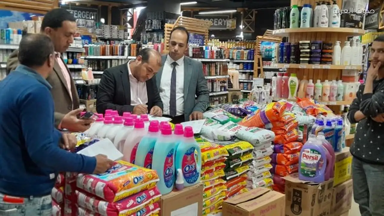 ضبط منتجات منتهية الصلاحية في سلسلة تجارية بالقاهرة الجديدة