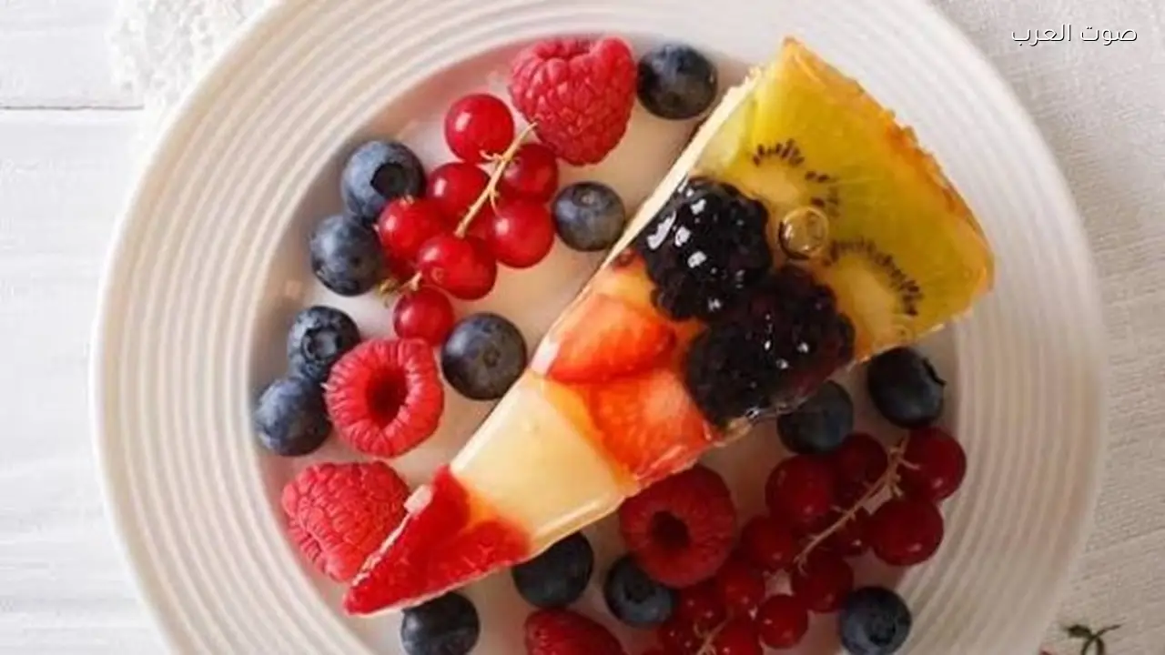 طريقة تحضير كيكة الجيلي بالفواكه بسهولة في المنزل