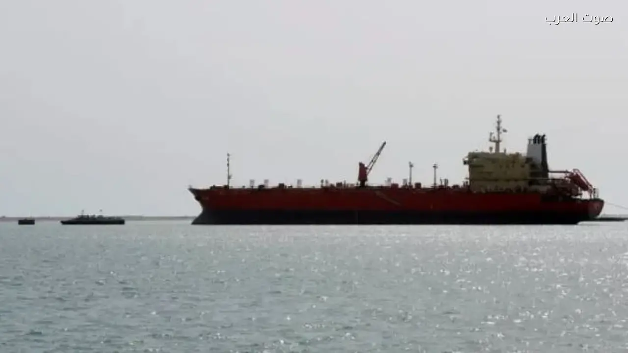 قارب مسلح يقترب من سفينة قرب سواحل اليمن وفق هيئة بحرية بريطانية