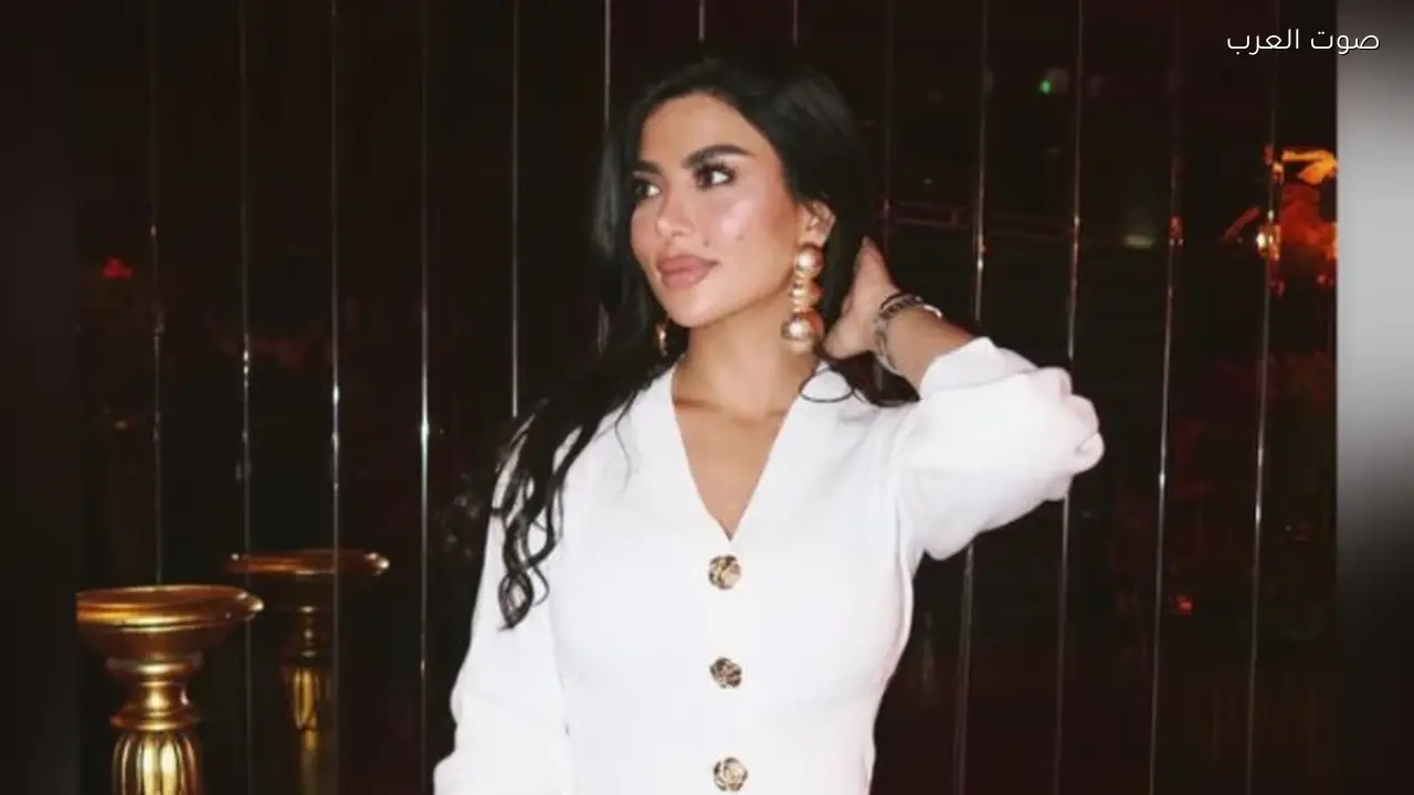 كارولين عزمي تتألق بفستان أبيض على إنستجرام