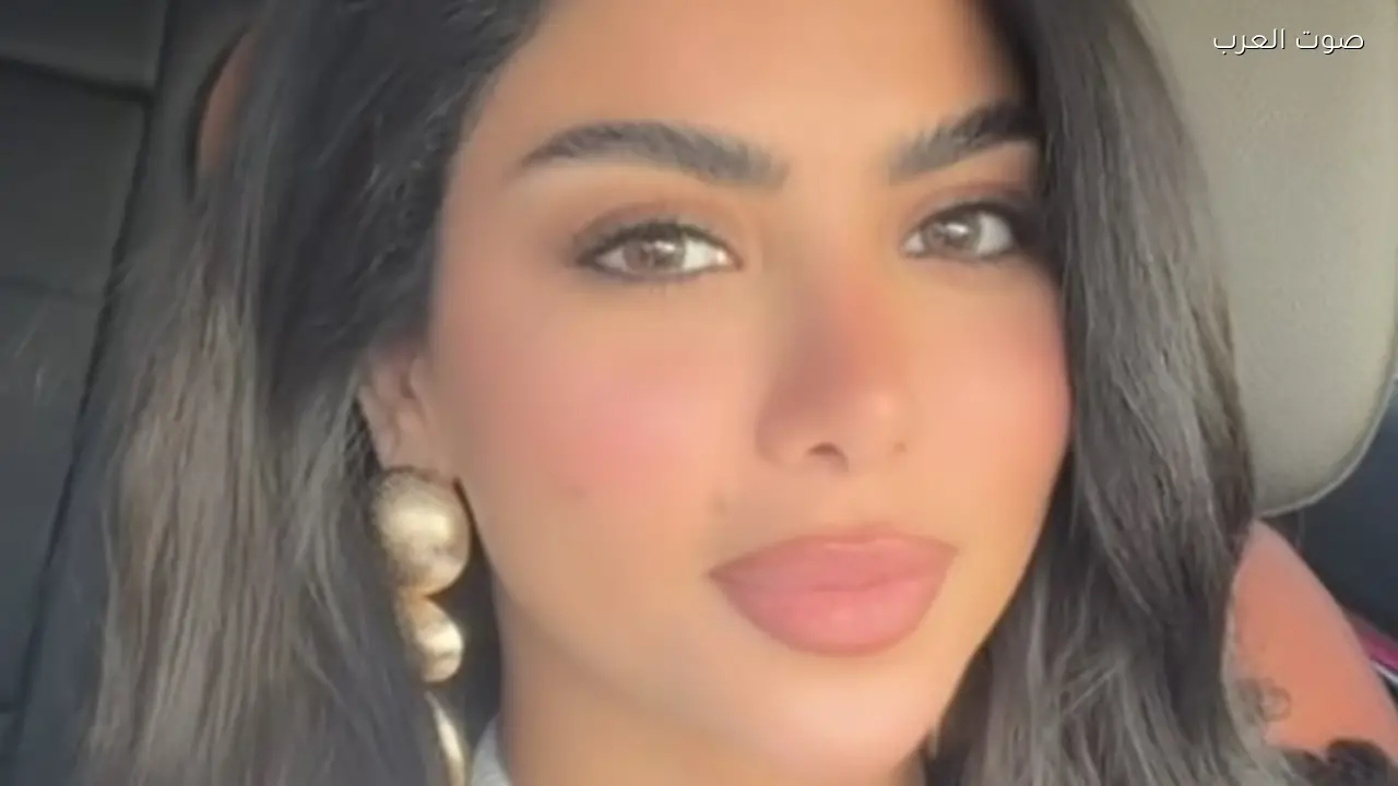 كارولين عزمي تتألق في أحدث إطلالة لها