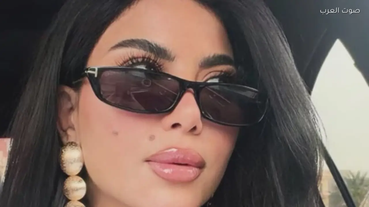 كارولين عزمي تتألق في ظهور جديد من داخل سيارتها