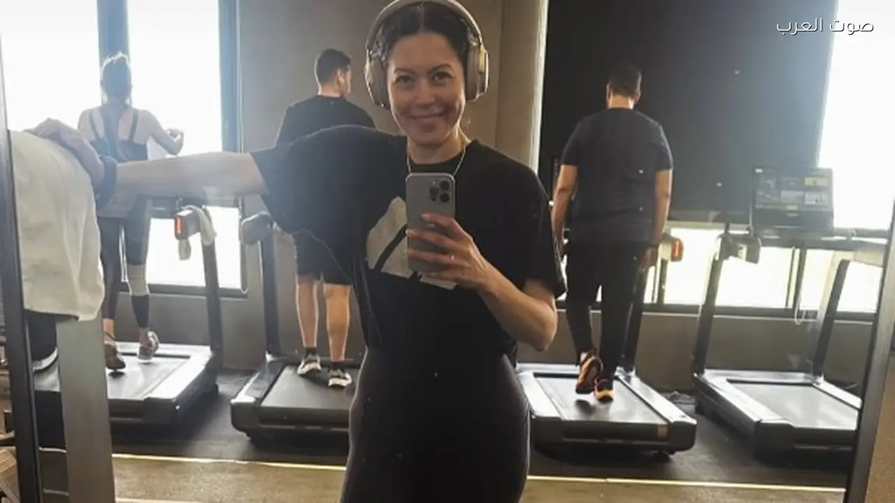 لقاء الخميسي تظهر رشاقتها خلال تمارين الجيم