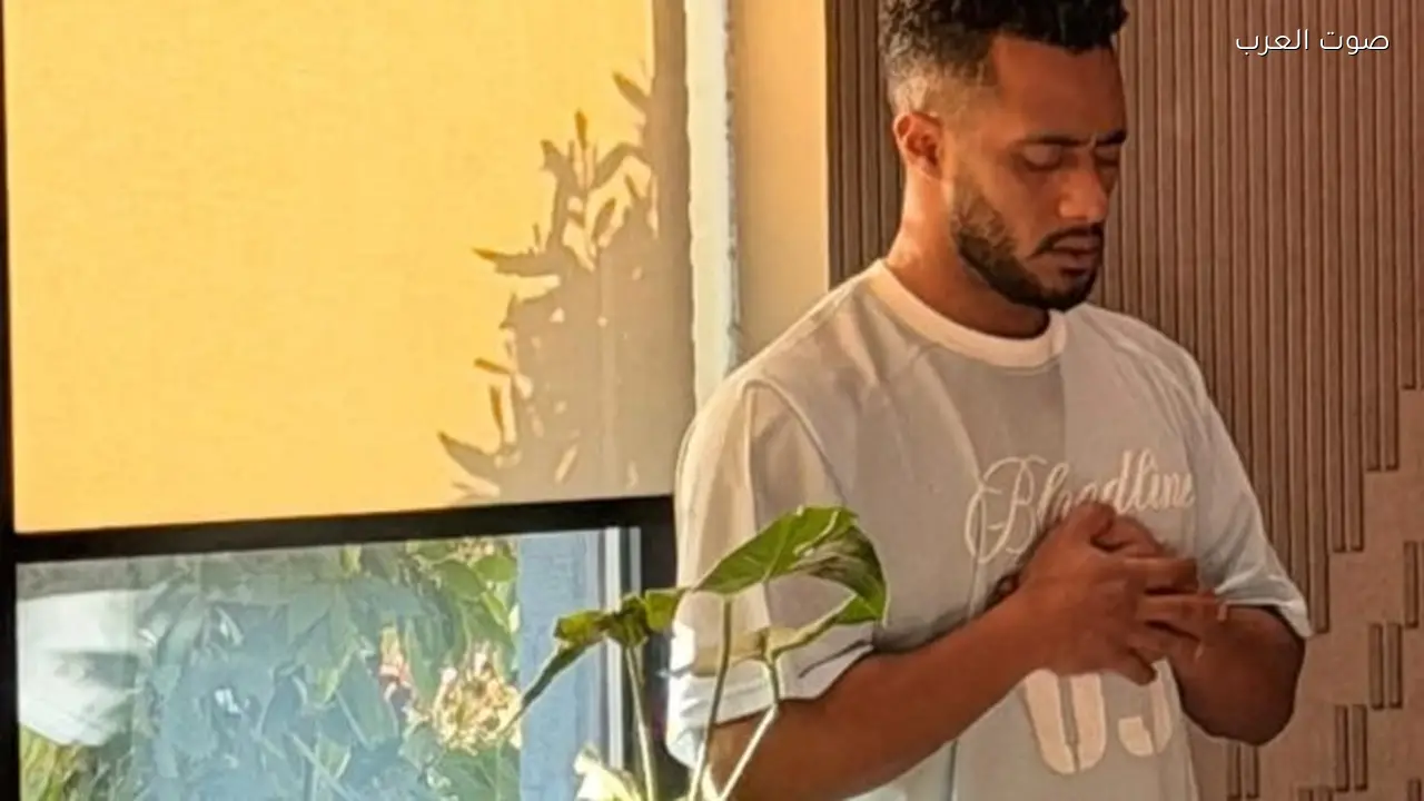 محمد رمضان ينشر صورة له أثناء الصلاة ويؤكد أهمية الالتزام بها