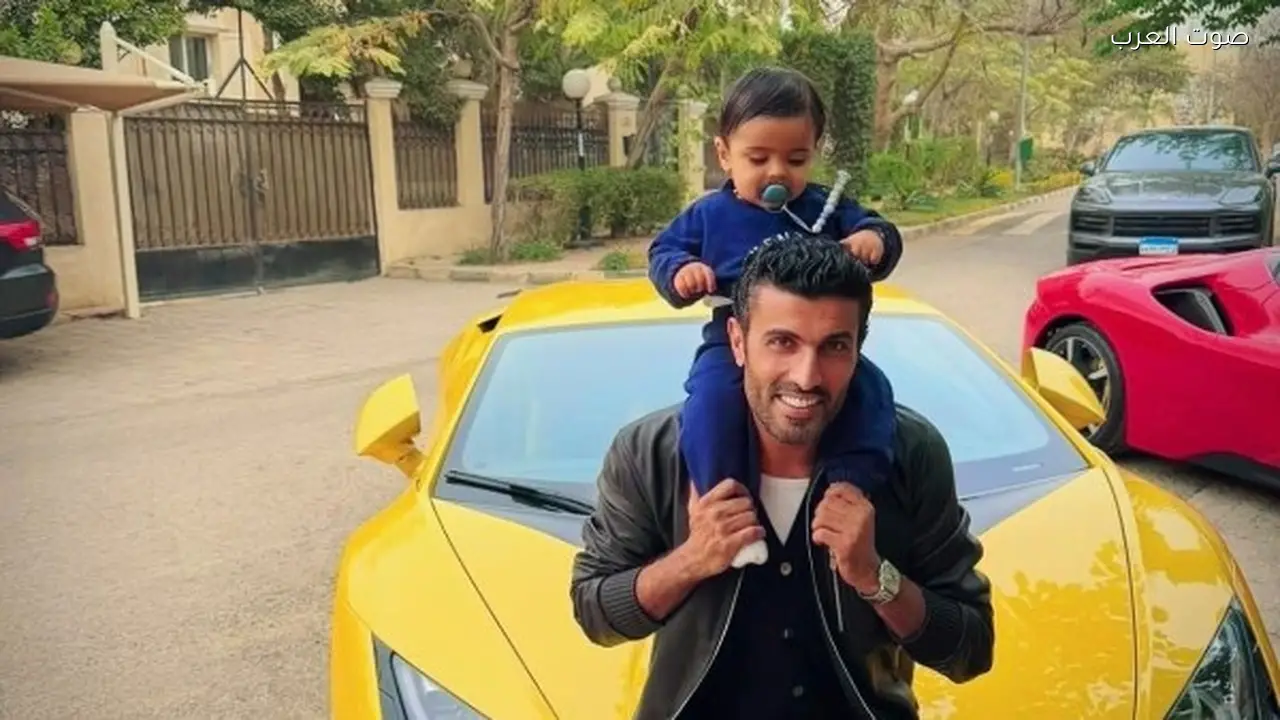 محمد سامي يسمح لابن شقيقته باللعب بسياراته الفاخرة