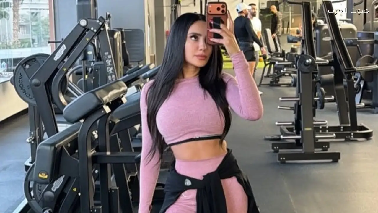 مي القاضي تظهر لياقتها البدنية من صالة الألعاب الرياضية