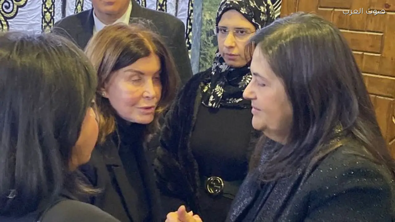 ميرفت أمين وضياء رشوان ومصطفى بكري يقدمون العزاء في هالة مصطفى