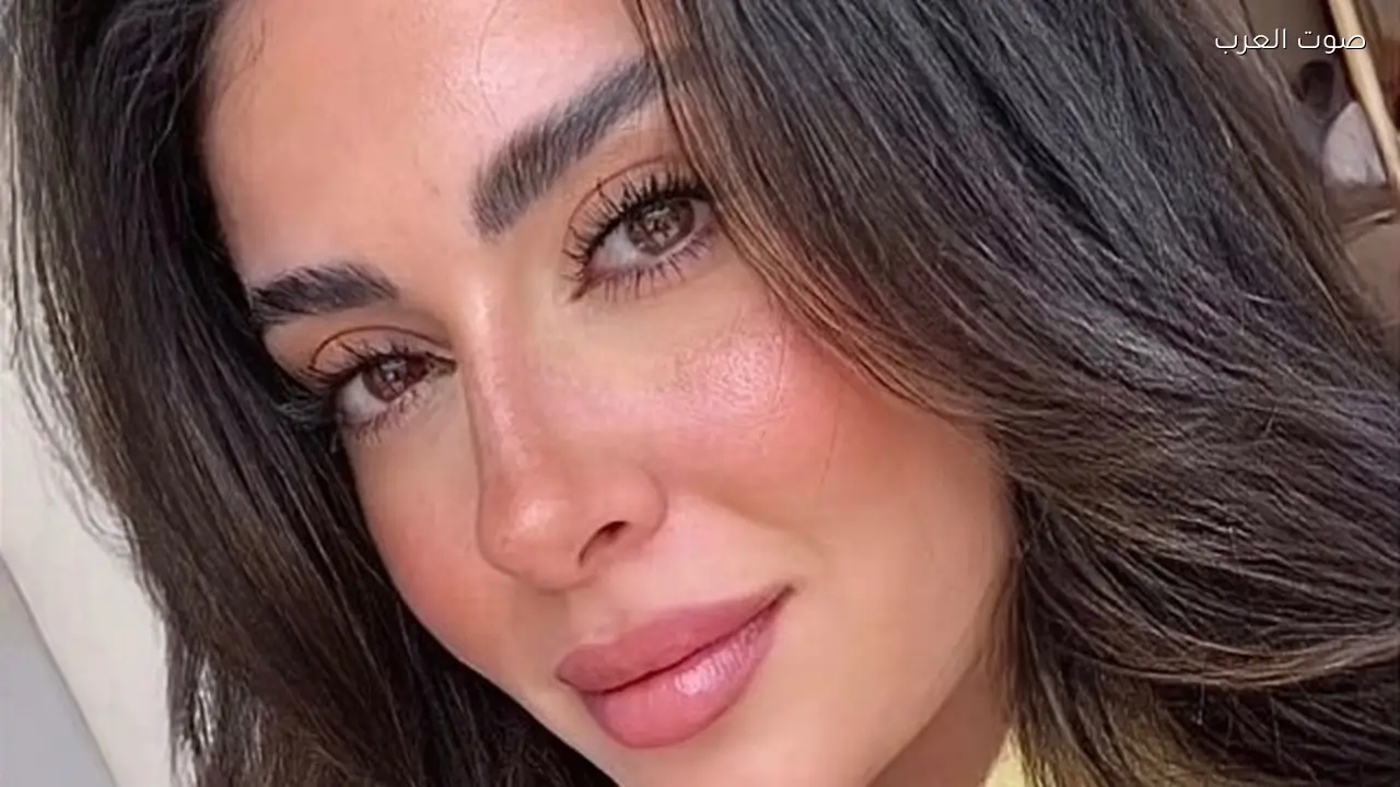 ميرنا نور الدين تتألق بإطلالة كاجوال بألوان صيفية مبهجة