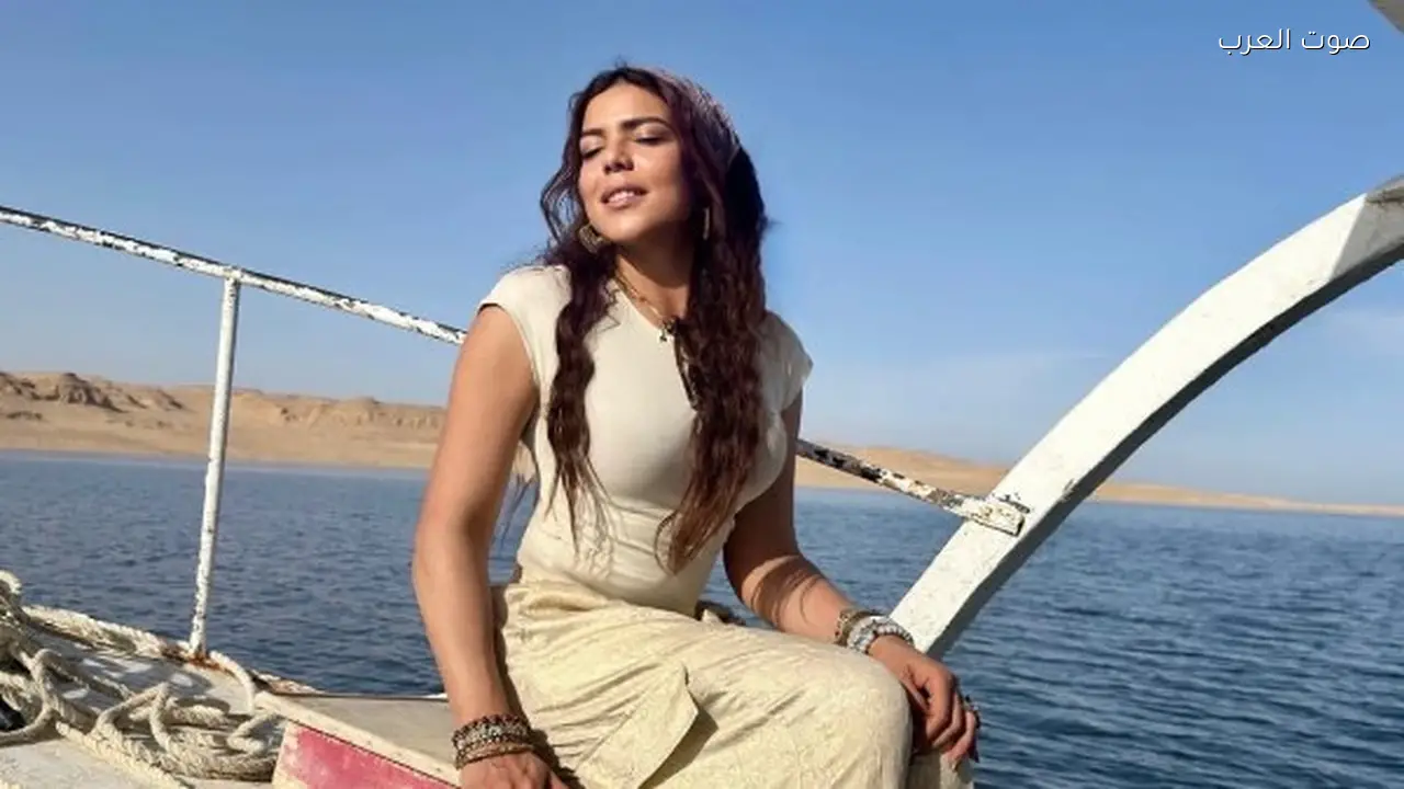 ناهد السباعي تتألق بإطلالة بوهيمية في الفيوم وسط جمال الطبيعة