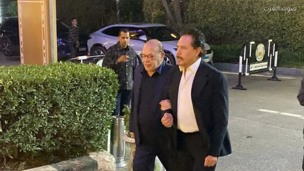 نجوم الفن يتوافدون إلى عزاء والد حاتم صلاح