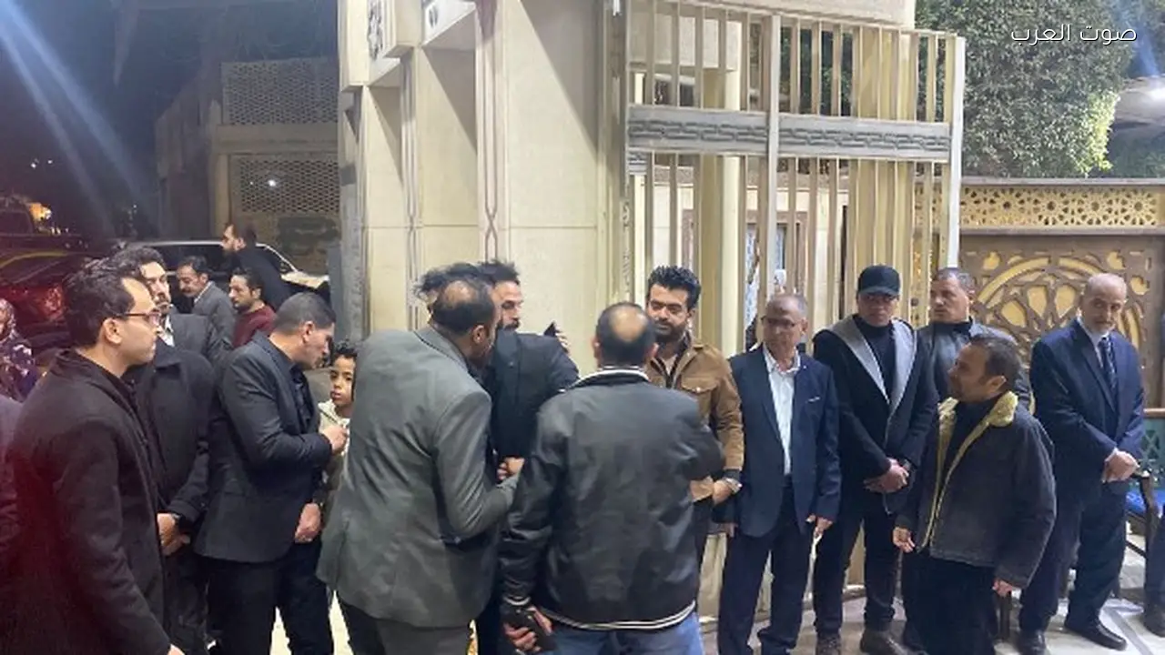 نجوم الفن يتوافدون إلى عزاء والد محمود حمدان
