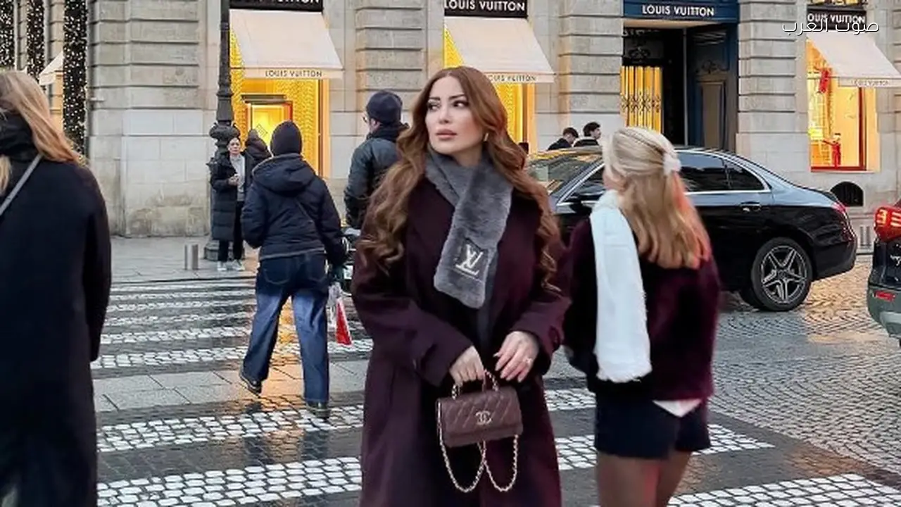 نسرين طافش تتألق بإطلالة شتوية في شوارع باريس