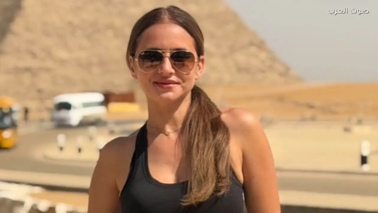 نيللي كريم تتألق بإطلالة كاجوال أمام الأهرامات