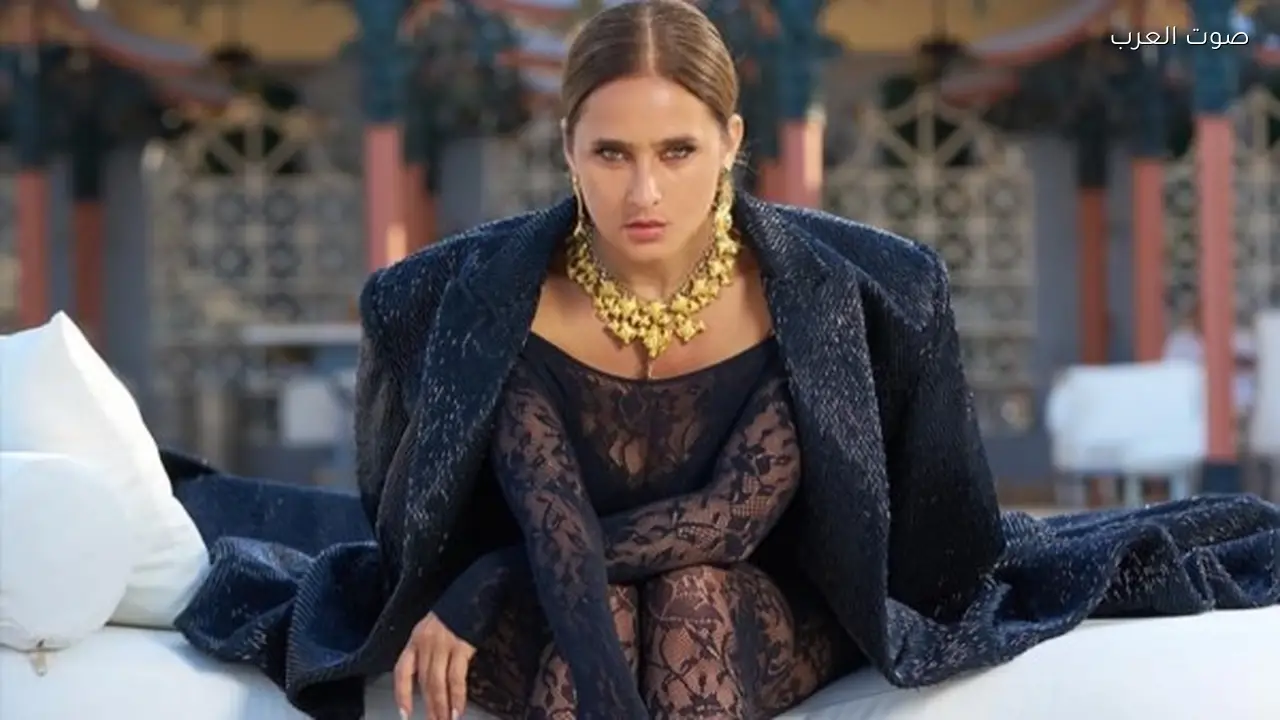 نيللي كريم تثير الجدل بإطلالة بالدانتيل الشفاف