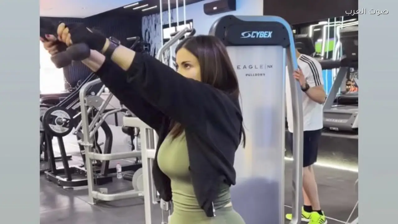 هدي الإتربي تستعرض رشاقتها في أحدث ظهور من الجيم