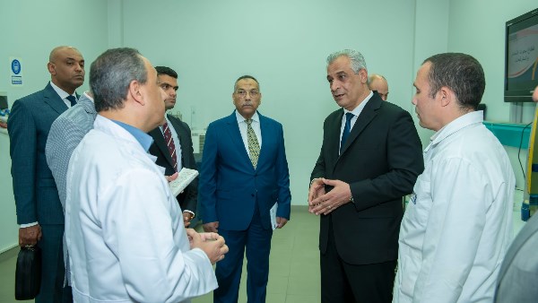 وزير الإنتاج الحربي يزور مركز التميز العلمي ويؤكد على تطبيق الأبحاث في الصناعة