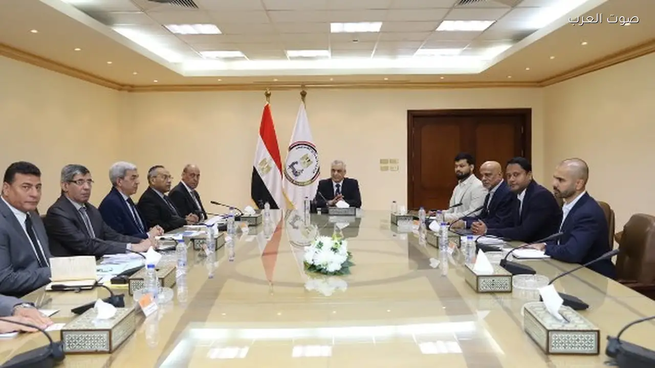 وزير الإنتاج الحربي يلتقي ممثلي شركة باراسون الهندية لتعزيز التعاون