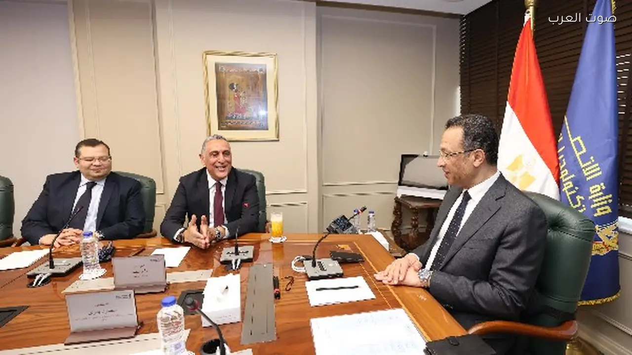 وزير الاتصالات يناقش مستقبل التحول الرقمي في مصر