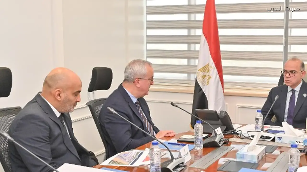 وزير الاستثمار يناقش توطين صناعة النقل وتحويل مصر لمركز تصنيع إقليمي