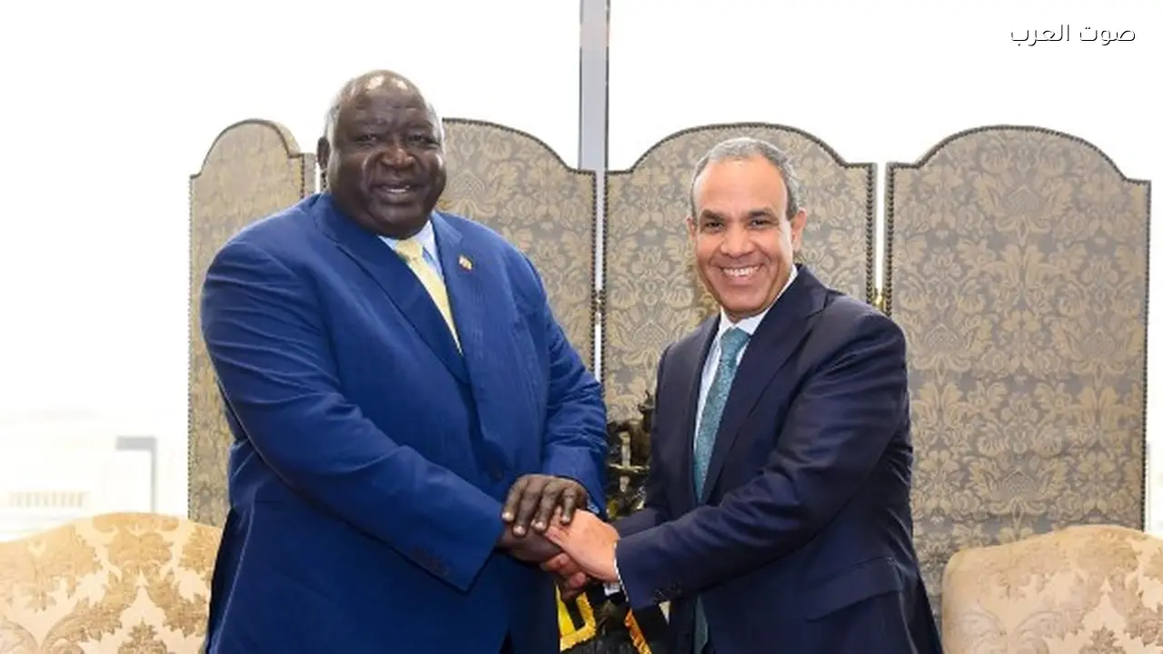وزير الخارجية يناقش التعاون الأمني والمائي مع نظيره الأوغندي