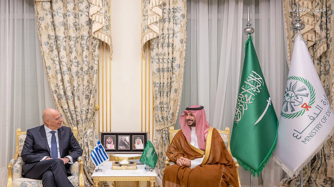 وزير الدفاع السعودي واليوناني يناقشان تطورات المنطقة amid الهجمات الإيرانية