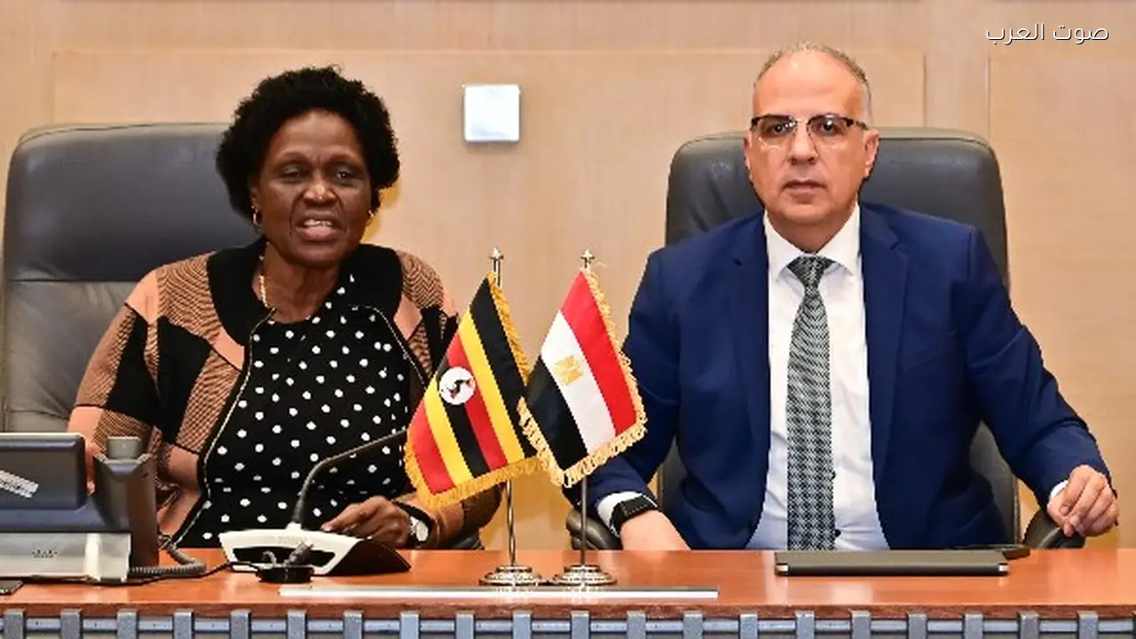 وزير الري يلتقي وزيرة البيئة الأوغندية لتعزيز التعاون المائي