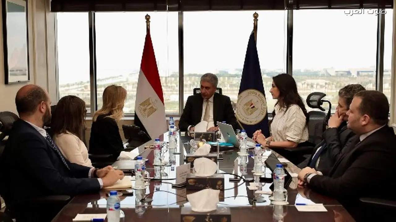 وزير السياحة يبحث تعزيز المدفوعات الإلكترونية في القطاع السياحي