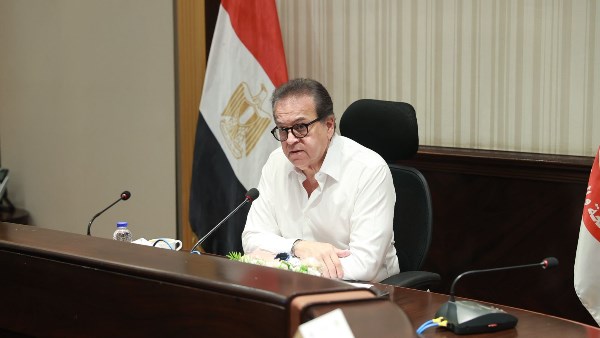 وزير الصحة يطالب بمراجعة عقود شركات النظافة والأمن في المنشآت الصحية