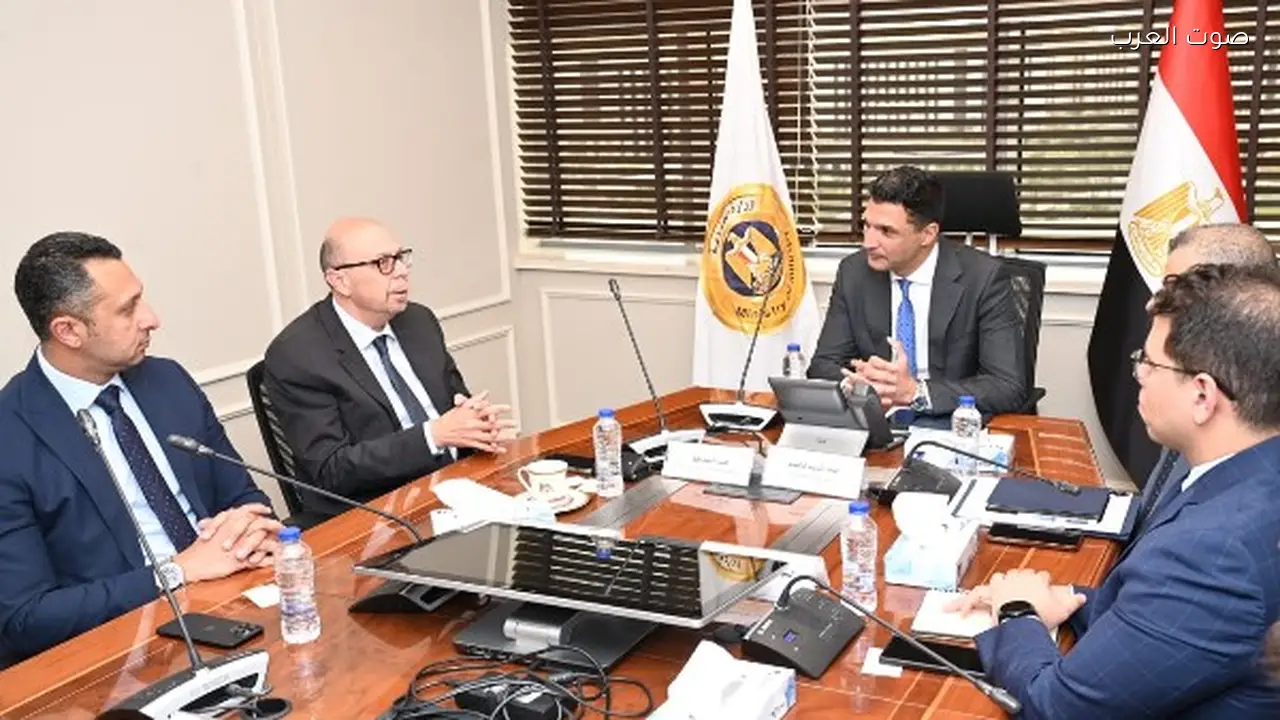 وزير الصناعة يناقش زيادة استثمارات مواد البناء المستدامة