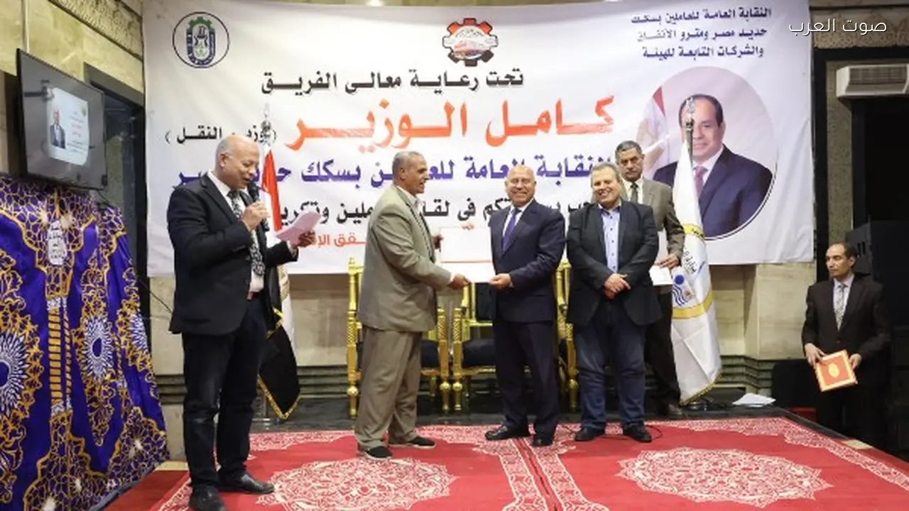 وزير النقل يتفقد محطة رمسيس ويكرم 22 من موظفي السكك الحديدية