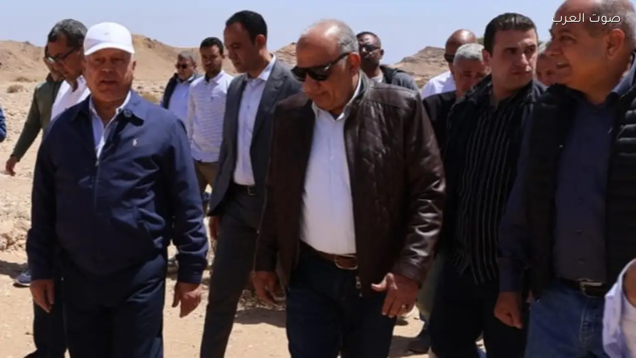 وزيرا النقل والكهرباء يتفقدان جبل الجلالة لبدء مشروع الرياح