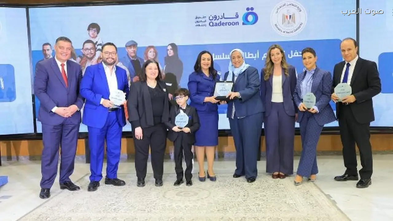 وزيرة التضامن تكرم رئيسة الجمعية المصرية لذوي الإعاقة