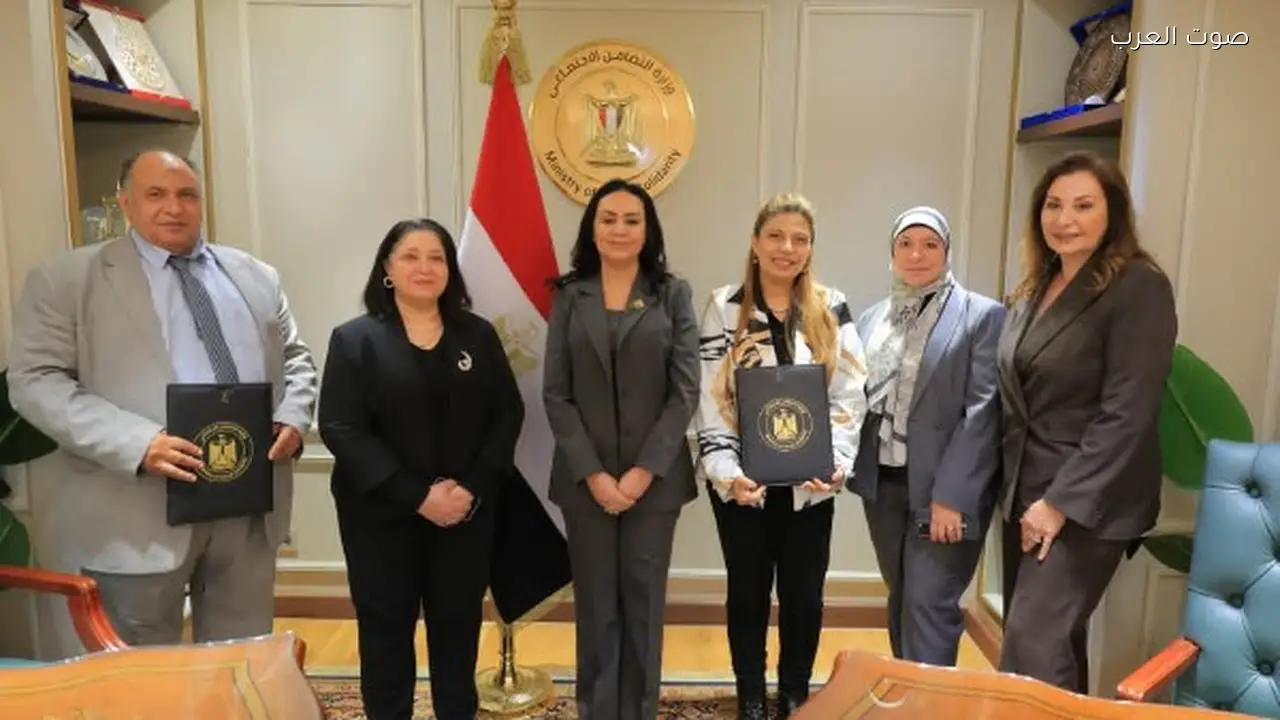 وزيرة التضامن توقع عقود تمويل لمشروعات متناهية الصغر