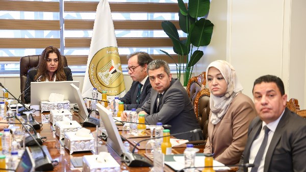 وزيرة التنمية المحلية تناقش الملفات التنموية والخدمية مع قيادات الوزارة