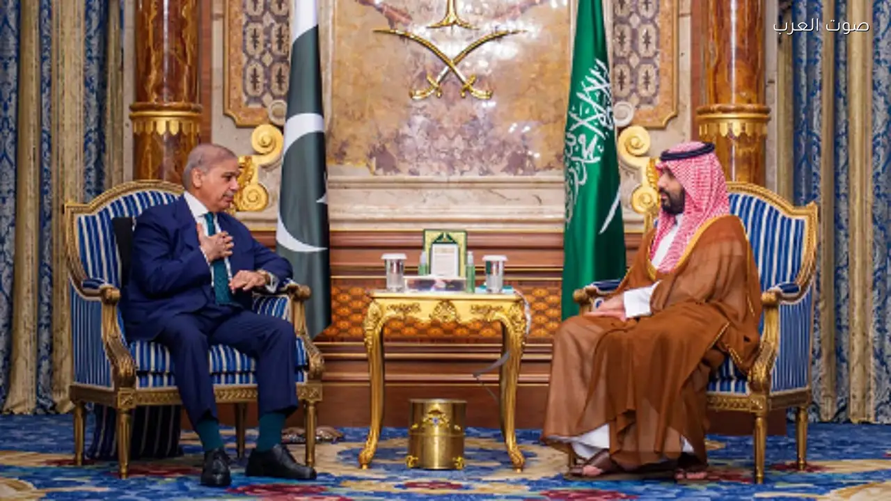 ولي العهد ورئيس وزراء باكستان يبحثان تعزيز العلاقات الثنائية