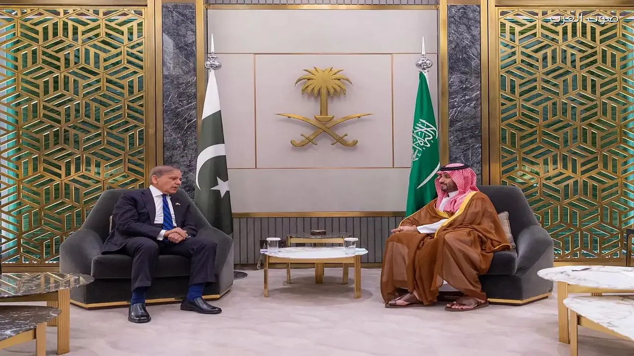 ولي العهد يناقش تطورات المنطقة مع رئيس وزراء باكستان