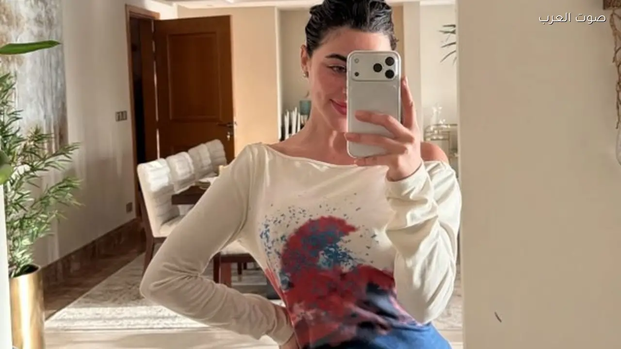 يارا السكري تتألق بفستان أبيض في ظهور مميز