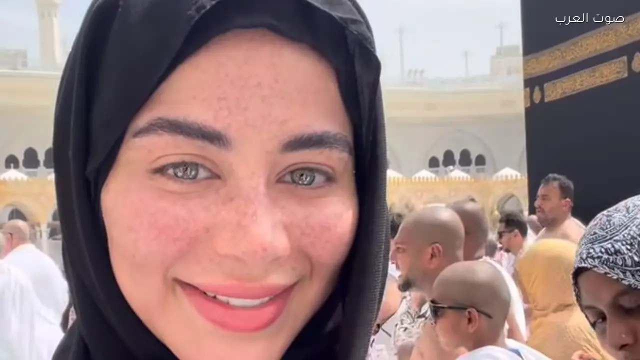 يارا السكري تثير الانتباه في الحرم المكي