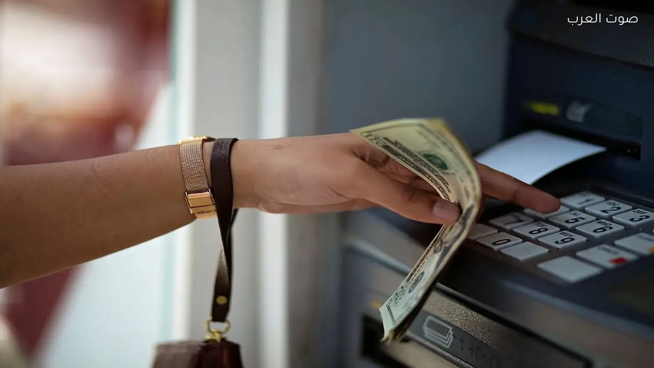 أسعار الدولار في عدن وصنعاء تتباين بأكثر من 1000 ريال وتأثيرها على الاقتصاد الوطني