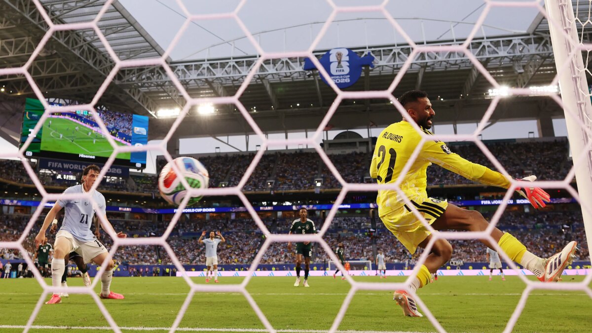 1 من 20.. العويس يورط المنتخب السعودي في رقم سلبي بالمونديال
