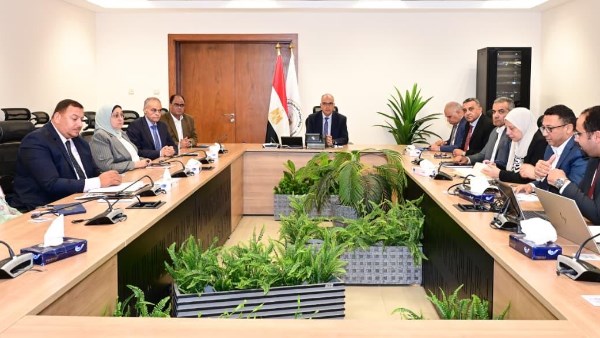 وزير الموارد المائية والري يستعرض إجراءات تمكين “روابط مستخدمي المياه” ويوجه بالتنفيذ الصارم لإجراءات حماية نهر النيل من التلوث