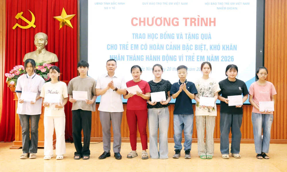 Bac Ninh: 21 anak kurang mampu menerima beasiswa.