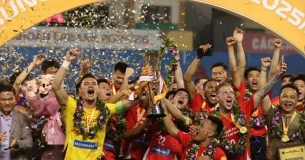 La policía de Ciudad Ho Chi Minh gana la Copa Nacional 2025/26: Un milagro del jugador suplente Phung Thanh Phuong.