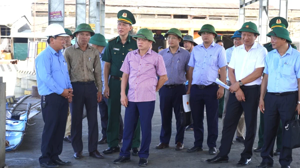 Die Verantwortlichen des Provinzvolkskomitees inspizieren die Maßnahmen zur Bekämpfung der illegalen, ungemeldeten und unregulierten Fischerei in den Gemeinden Cua Viet und Nam Cua Viet.