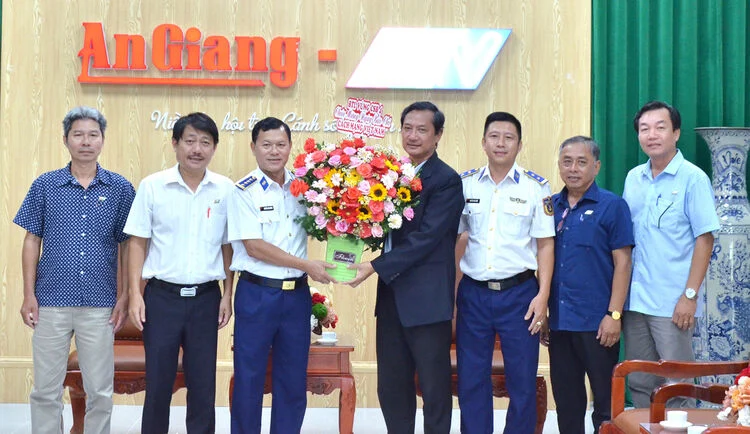 El Comando de la Región 4 de la Guardia Costera visita y felicita al periódico y emisora ​​de radio y televisión de An Giang.