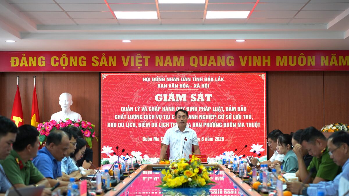 El Comité de Cultura y Asuntos Sociales del Consejo Popular Provincial supervisa la gestión turística en el distrito de Buon Ma Thuot.