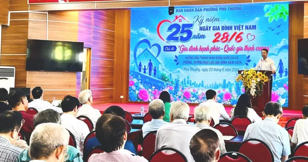 El distrito de Phu Thuong rinde homenaje a 50 familias ejemplares en el Día de la Familia Vietnamita.