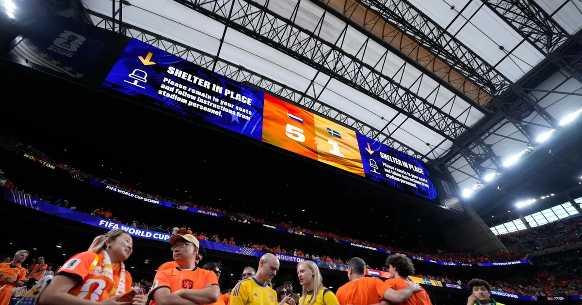 Fast 69.000 Zuschauer, die das Spiel Niederlande-Schweden verfolgten, mussten Schutz suchen.