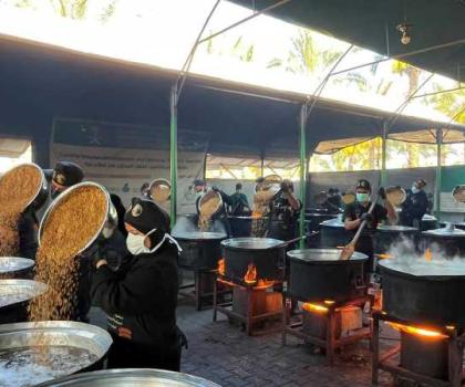 KSrelief Central Kitchen Distributes 24,500 Hot Meals in Central and Southern Gaza Strip