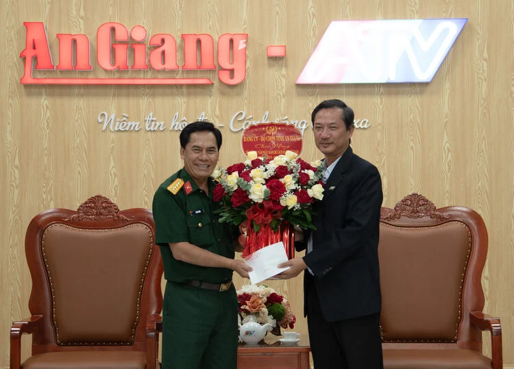 Le commandement militaire provincial d’An Giang félicite le journal et la radio-télévision d’An Giang à l’occasion de la Journée de la presse révolutionnaire vietnamienne.
